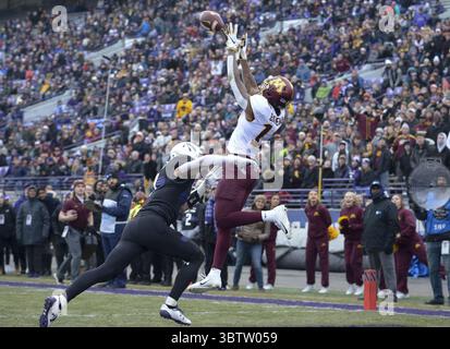 23 novembre 2019, Evanston, il, États-Unis : L'arrière défensif des Wildcats du Nord-Ouest Travis Whillock (7) n'a pas pu arrêter une réception de touchdown par le récepteur large des Gophers du Minnesota Rashod Bateman (13) au premier quart-temps. Les Gophers du Minnesota ont affronté les Northwestern Wildcats le samedi 23 novembre 2019 au Ryan Field à Evanston, Ill. (crédit image : © TNS via ZUMA Wire) Banque D'Images