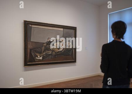 22 septembre 2010, Berlin, Brandebourg, Allemagne : visiteur regardant Picasso peindre Dora Maar avec des ongles verts au Musée Berggruen la collection d'art moderne est logée dans un bâtiment classé par l'architecte Friedrich August StÃ¼lerin Charlottenburg Berlin Allemagne (crédit image : © Sergi ReboredoZUMA Wire) Banque D'Images
