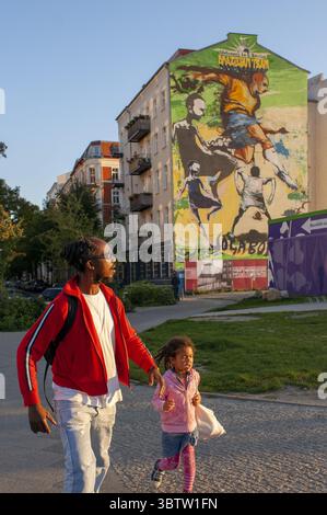 22 septembre 2010, Berlin, Brandebourg, Allemagne : père noir avec sa fille et une maison près du Mauerpark, Berlin dans la lumière du soir Allemagne. Wellcome à Belin, équipe brésilienne. Joga Bonito. Mauerpa (crédit image : © Sergi ReboredoZUMA Wire) Banque D'Images