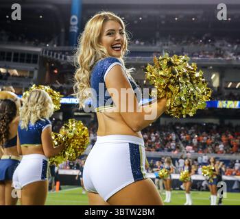 23 novembre 2019 : une pom-pom des Panthers de la FIU sourit pour la caméra au début d'un match de football de la NCAA contre les Hurricanes de Miami au Marlins Park à Miami, en Floride. FIU a gagné 30-24. Mario Houben/CSM(image de crédit : &copy ; Mario Houben/CSM via ZUMA Wire) Banque D'Images