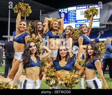 23 novembre 2019 : les meneurs de pom-pom-pom des Panthers de la FIU posent pour la caméra avant un match de football de la NCAA contre les Hurricanes de Miami au Marlins Park à Miami, en Floride. FIU a gagné 30-24. Mario Houben/CSM(image de crédit : &copy ; Mario Houben/CSM via ZUMA Wire) Banque D'Images