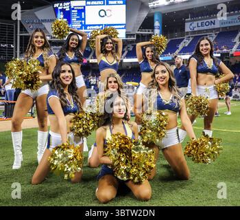 23 novembre 2019 : les meneurs de pom-pom-pom des Panthers de la FIU posent pour la caméra avant un match de football de la NCAA contre les Hurricanes de Miami au Marlins Park à Miami, en Floride. FIU a gagné 30-24. Mario Houben/CSM(image de crédit : &copy ; Mario Houben/CSM via ZUMA Wire) Banque D'Images