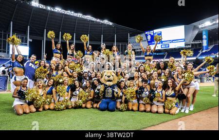 23 novembre 2019 : les meneurs de pom-pom-pom des Panthers de la FIU posent pour la caméra avant un match de football de la NCAA contre les Hurricanes de Miami au Marlins Park à Miami, en Floride. FIU a gagné 30-24. Mario Houben/CSM(image de crédit : &copy ; Mario Houben/CSM via ZUMA Wire) Banque D'Images