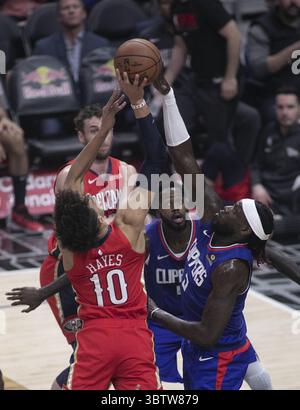 24 novembre 2019, Los Angeles, Californie, États-Unis d'Amérique : Jaxson Hayes #10 des Pelicans de la Nouvelle-Orléans est bloqué par Montrezl Harrell #5 des Clippers de Los Angeles lors de leur match NBA le dimanche 24 novembre 2019 au Staples Center de Los Angeles, Californie. Les Clippers battent les Pelicans, 134-109. JAVIER ROJAS/PI (crédit image : © Prensa Internacional via ZUMA Wire) Banque D'Images