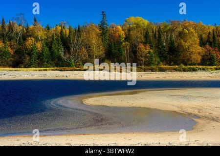Ondulations de sable et d'eau à l'embouchure de la rivière Sand, parc provincial du lac supérieur, Ontario, Canada Banque D'Images