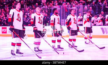 25 novembre 2019 : la ligne de cordes des des sénateurs d’Ottawa contre les Blue Jackets de Columbus dans leur match à Columbus, Ohio. De gauche à droite Centre des sénateurs d'Ottawa Logan Brown (21), le défenseur des sénateurs d'Ottawa Mark Borowiecki (74), l'aile gauche des sénateurs d'Ottawa Anthony Duclair (10), le défenseur des sénateurs d'Ottawa Dylan DeMelo (2), l'aile gauche des sénateurs d'Ottawa Brady Tkachuk (7). Brent Clark/CSM(image de crédit : &copy ; Brent Clark/CSM via ZUMA Wire) Banque D'Images
