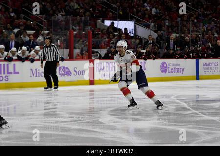 23 novembre 2019 : le défenseur des Panthers de la Floride Aaron Ekblad (5 ans) pendant le match de la LNH entre les Panthers de la Floride et les Hurricanes de la Caroline au PNC Arena de Raleigh, Caroline du Nord. Brian McWalters/CSM(image de crédit : &copy ; Brian Mcwalters/CSM via ZUMA Wire) Banque D'Images
