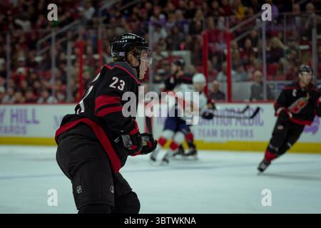 23 novembre 2019 : Carolina Hurricanes quitte Wing Brock McGinn (23 ans) pendant le match de la LNH entre les Panthers de la Floride et les Hurricanes de la Caroline au PNC Arena de Raleigh, Caroline du Nord. Brian McWalters/CSM(image de crédit : &copy ; Brian Mcwalters/CSM via ZUMA Wire) Banque D'Images
