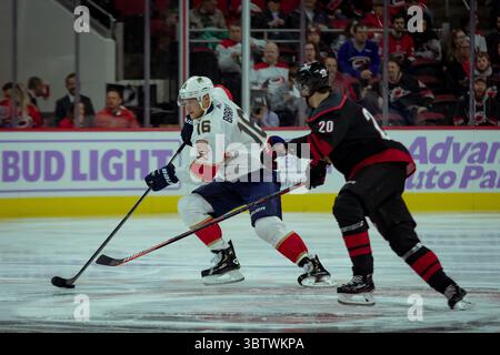 23 novembre 2019 : Florida Panthers Center Aleksander Barkov (16 ans) lors du match de la LNH entre les Panthers de la Floride et les Hurricanes de la Caroline au PNC Arena de Raleigh, Caroline du Nord. Brian McWalters/CSM(image de crédit : &copy ; Brian Mcwalters/CSM via ZUMA Wire) Banque D'Images