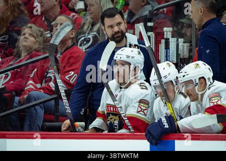 23 novembre 2019 : le défenseur des Panthers de la Floride Aaron Ekblad (5 ans) pendant le match de la LNH entre les Panthers de la Floride et les Hurricanes de la Caroline au PNC Arena de Raleigh, Caroline du Nord. Brian McWalters/CSM(image de crédit : &copy ; Brian Mcwalters/CSM via ZUMA Wire) Banque D'Images