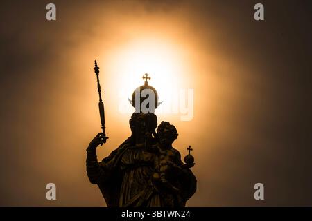 Mariensäule im Gegenlicht der Abendsonne, Marienplatz, München, Juli 2025 Deutschland, München, juillet 2025, Mariensäule im Gegenlicht der Abendsonne, Marienplatz, Silhouette der Marienstatue, Heilige Maria mit dem Jesuskind auf dem Arm, sonne als Heiligenschein, Münchner Wahrzeichen, wurde 1638 eingeweiht, Christentum, religion, Altstadt, Stadtzentrum, Wetter, Sommer, Innenstadt, Bayern, *** colonne mariale rétroéclairée par le soleil du soir, Marienplatz, Munich, juillet 2025 Allemagne, Munich, juillet 2025, colonne mariale rétroéclairée par le soleil du soir, Marienplatz, silhouette de la statue de la Vierge Marie, Sainte Banque D'Images