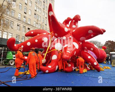 25 novembre 2019, New York, New York, États-Unis : des ballons d'hélium gonflés l'après-midi avant le défilé Macys Thanksgiving Day sur la 81e rue et Central Park West. Gonflant l'amour de l'artiste japonais Yayoi Kusamaâ€ ™ vole jusqu'au ciel .Nouveau ballon cette année. (Crédit image : © Milo Hess/ZUMA Wire) Banque D'Images
