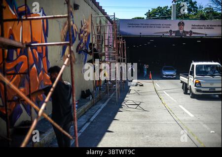27 novembre 2019, San Salvador, San Salvador, El Salvador : les voitures passent devant un artiste graffiti de différents pays peignant sur les murs des viaduits à San Salvador pendant la zone 503 : festival international du graffiti. (Crédit image : © Camilo Freedman/ZUMA Wire) Banque D'Images