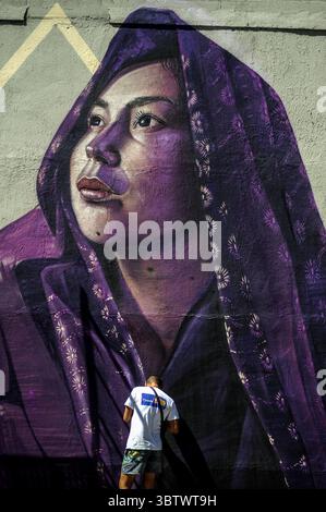 27 novembre 2019, San Salvador, San Salvador, El Salvador : un homme est vu alors qu'il peint un graffiti sur les murs d'un passage supérieur à San Salvador pendant la zone 503 : festival international du graffiti. (Crédit image : © Camilo Freedman/ZUMA Wire) Banque D'Images