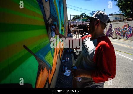 27 novembre 2019, San Salvador, San Salvador, El Salvador : un homme peint les murs d'un passage supérieur pendant la zone 503 : festival international du graffiti. (Crédit image : © Camilo Freedman/ZUMA Wire) Banque D'Images