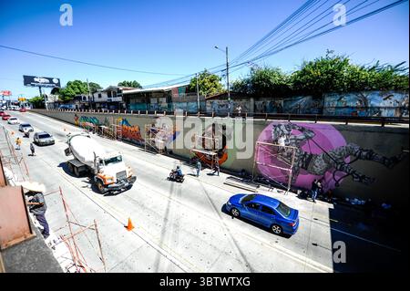 27 novembre 2019, San Salvador, San Salvador, El Salvador : vue générale d'un passage supérieur où l'artiste graffiti peint pendant la zone 503 : festival international du graffiti. (Crédit image : © Camilo Freedman/ZUMA Wire) Banque D'Images