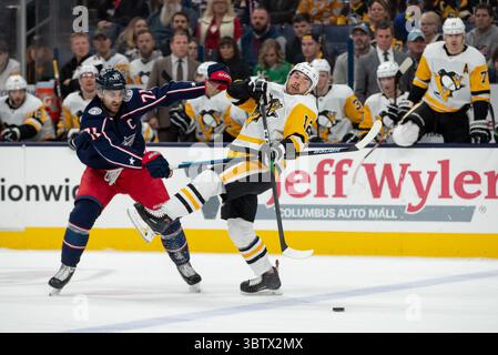 29 novembre 2019 : Nick Foligno (71 ans) des Blue Jackets de Columbus vérifie Dominik Simon (12 ans) des Penguins de Pittsburgh lors d'un match entre les Penguins de Pittsburgh et les Blue Jackets de Columbus à la Nationwide Arena le 29 novembre 2019 à Columbus, OHIO. Adam Lacy/CSM(image de crédit : &copy ; Adam Lacy/CSM via ZUMA Wire) Banque D'Images