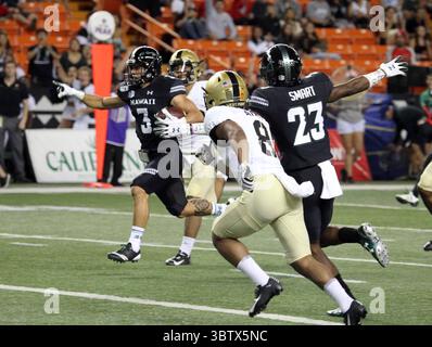 30 novembre 2019 - le récepteur Wide des Rainbow Warriors d'Hawaï Jason-Matthew Sharsh marque #3 sur une passe de touchdown de 26 yards tandis que le récepteur Wide des Rainbow Warriors d'Hawaï Jared Smart #23 célèbre lors d'un match entre les Black Knights de l'armée et les Rainbow Warriors d'Hawaï au stade Aloha à Honolulu, HI - Michael Sullivan/CSM(Credit image : &copy ; Michael Sullivan/CSM via ZUMA Wire) Banque D'Images