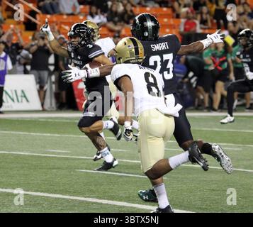 30 novembre 2019 - le récepteur Wide des Rainbow Warriors d'Hawaï Jason-Matthew Sharsh marque #3 sur une passe de touchdown de 26 yards tandis que le récepteur Wide des Rainbow Warriors d'Hawaï Jared Smart #23 célèbre lors d'un match entre les Black Knights de l'armée et les Rainbow Warriors d'Hawaï au stade Aloha à Honolulu, HI - Michael Sullivan/CSM.(Credit image : &copy ; Michael Sullivan/CSM via ZUMA Wire) Banque D'Images