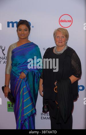 25 novembre 2019, New York, États-Unis : NEW YORK, ÉTATS-UNIS - NOVEMBRE 25 2019 : Sadhana Subramaniam et Ingrid Falck assistent aux International Emmy Awards 2019 au New York Hilton à New York. (Crédit image : © Ron Adar/SOPA images via ZUMA Wire) Banque D'Images