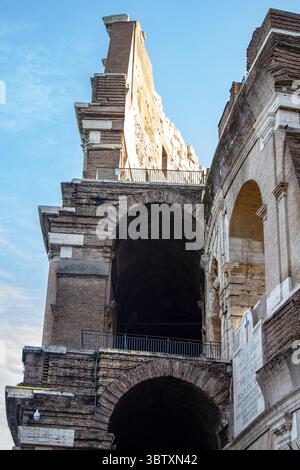 La façade du grand Colisée romain. Banque D'Images