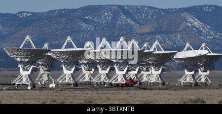 Les antennes du Very large Array dans leur complexe au début de cette année à Socorro, Nouveau Mexique/États-Unis. Aujourd'hui, le VLA a 40 ans cette semaine samedi 10 octobre 2020. VLA a soutenu plus de 3 000 chercheurs du monde entier et plus de 11 000 projets d'observation différents au cours des 40 dernières années. L'observatoire, qui est à 50 miles à l'ouest de Socorro, a été lancé en 1980 et a été agrandi avec des récepteurs entre 2002 et 2012. GENE Blevins/ZUMAPRESS (crédit image : © Gene Blevins/ZUMA Wire) Banque D'Images