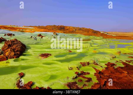 3 mai 2019, Hamadella, Afar, Ethiopie : des piscines en terrasses d'acide sulfurique brillent d'un vert irrigué en raison des minéraux mélangés dans eux dans la dépression brûlante de Danakil près de Hamadella, Ethiopie, sources géothermiques dans le fond profah un ciel bleu brumeux. (Crédit image : © Chuck David/VW pics via ZUMA Wire) Banque D'Images