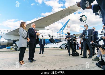 Le 5 octobre 2020, Bethesda, MD, États-Unis d'Amérique : le vice-président Mike Pence, accompagné de la seconde dame Karen Pence, s'adresse à des membres de la presse avant d'embarquer à bord de la Force aérienne Two à la base interarmées Andrews, Md. Lundi 5 octobre 2020, en route pour Salt Lake City...les gens : le vice-président Mike Pence, la seconde dame Karen Pence. (Crédit image : © SMG via ZUMA Wire) Banque D'Images