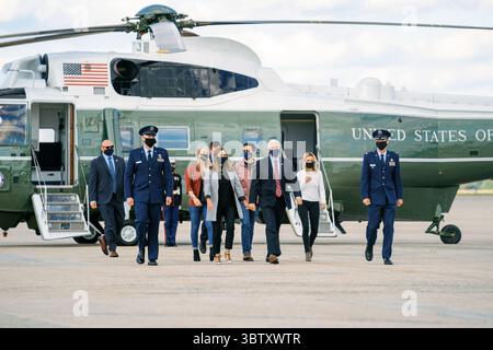 Le 5 octobre 2020, Bethesda, MD, États-Unis d'Amérique : le vice-président Mike Pence et la seconde dame Karen Pence, accompagnés de leur fille Charlotte Bond, leur fils Michael Pence et son épouse Sarah Pence, sont escortés de Marine Two à Air Force Two à la base interarmées Andrews, Md. Lundi 5 octobre 2020, en route pour Salt Lake City...les gens : le vice-président Mike Pence et la seconde dame Karen Pence. (Crédit image : © SMG via ZUMA Wire) Banque D'Images