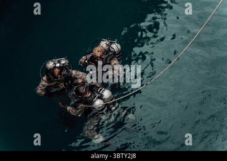 28 septembre 2020 - White Beach, Okinawa, Japon - les Marines et marins américains du 3e bataillon de reconnaissance, de la 3e division des Marines, effectuent des inspections de matériel de plongée lors d'une plongée d'inspection à White Beach, Okinawa, Japon, le 28 septembre 2020. Les Marines et les marins démontrent constamment leur compétence dans les opérations de plongée ; pendant la plongée, ils ont aidé l'US Navy en s'assurant que les hélices de l'USS Halsey étaient pleinement opérationnelles. Josue Marquez (crédit image : © U.S. Marines/ZUMA Wire/ZUMAPRESS.com) Banque D'Images