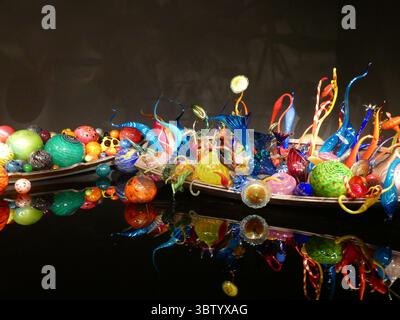 SEATTLE - APR 25, 2025 - deux longs bateaux en bois débordant de sculptures en verre colorées ressemblant à des plantes exotiques, des fruits et d'autres objets décoratifs Banque D'Images