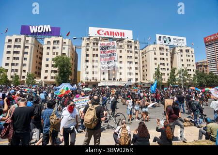 18 octobre 2020, Santiago, Chili : les manifestants marquent l'anniversaire de l'éclatement des émeutes et des troubles sociaux en 2019. Cette étape décisive intervient une semaine avant le référendum du 25 octobre au cours duquel les sondages prévoient qu'environ deux tiers des Chiliens voteront en faveur de l'élaboration d'une nouvelle constitution - l'une des revendications centrales des manifestants irrités par des questions telles que la hausse des prix, les inégalités, les maigres pensions et la médiocrité des services publics. Beaucoup s'attendent à une deuxième vague de protestations, avec des troubles déjà intensifiés au cours de la semaine dernière. (Crédit image : © Francisco Arias/ZUMA Wire) Banque D'Images