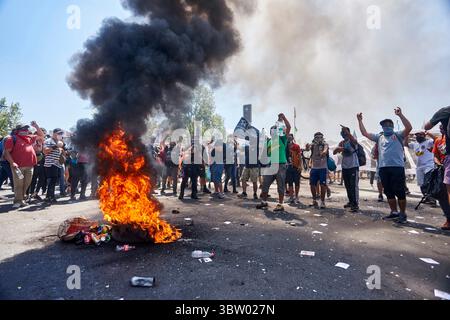 18 octobre 2020, Santiago, Chili : les manifestants marquent l'anniversaire de l'éclatement des émeutes et des troubles sociaux en 2019. Cette étape décisive intervient une semaine avant le référendum du 25 octobre au cours duquel les sondages prévoient qu'environ deux tiers des Chiliens voteront en faveur de l'élaboration d'une nouvelle constitution - l'une des revendications centrales des manifestants irrités par des questions telles que la hausse des prix, les inégalités, les maigres pensions et la médiocrité des services publics. Beaucoup s'attendent à une deuxième vague de protestations, avec des troubles déjà intensifiés au cours de la semaine dernière. (Crédit image : © Francisco Arias/ZUMA Wire) Banque D'Images