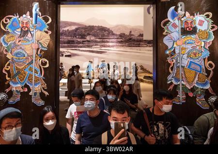 18 octobre 2020, Hong Kong, Chine : les visiteurs portant des masques prennent des photos de lanternes à l'exposition au musée d'histoire de Hong Kong. .L'exposition permanente du musée fermera le 19 octobre 2020 pour une rénovation majeure pour l'année prochaine, créant une préoccupation du public quant à savoir si les expositions et les faits resteront intacts une fois qu'il sera rouvert. (Crédit image : © Miguel Candela/SOPA images via ZUMA Wire) Banque D'Images