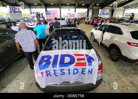 19 octobre 2020, Orlando, FL, États-Unis : les partisans attendent que le candidat démocrate à la vice-présidence Sen. Kamala Harris arrive à un événement de vote anticipé au Central Florida Fairgrounds à Orlando, lundi 19 octobre 2020. (Crédit image : © TNS via ZUMA Wire) Banque D'Images
