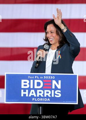 19 octobre 2020, Orlando, FL, États-Unis : Sen.Kamala Harris, candidate démocrate à la vice-présidence, répond aux acclamations des partisans alors qu'elle monte sur scène pour un événement de vote anticipé au Central Florida Fairgrounds à Orlando, le lundi 19 octobre 2020. (Crédit image : © TNS via ZUMA Wire) Banque D'Images