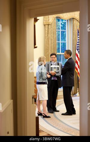 21 mai 2009, Washington, District of Columbia, États-Unis : dans cette photo publiée par la Maison Blanche à Washington, DC le 28 mai 2009 -- le président américain Obama rencontre Cynthia Hogan, conseillère juridique du vice-président et Ron Klain, chef de cabinet du vice-président dans le bureau ovale, 21 mai 2009..crédit obligatoire : Pete Souza - Maison Blanche via CNP (crédit image : © Pete Souza - Maison Blanche via CNP/CNP via ZUMA Wire) Banque D'Images
