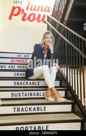 22 septembre 2020, San Diego, Californie, États-Unis : Jan THARPE, PDG de Bumble Bee Seafoods, pose dans une cage d'escalier à leur siège social. (Crédit image : © Eduardo Contreras/San Diego Union-Tribune via ZUMA Wire) Banque D'Images