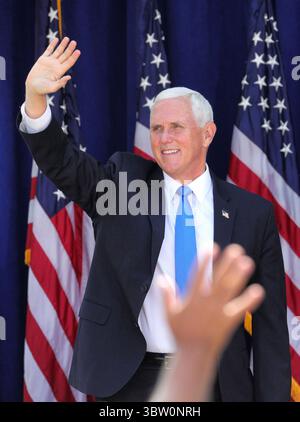 10 octobre 2020, Orlando, FL, États-Unis : le vice-président Mike Pence fait signe d'acclamations à ses partisans lors d'un rassemblement de la campagne Latinos for Trump, à la Central Christian University à Orlando, en Floride, le 10 octobre 2020. (Crédit image : © TNS via ZUMA Wire) Banque D'Images
