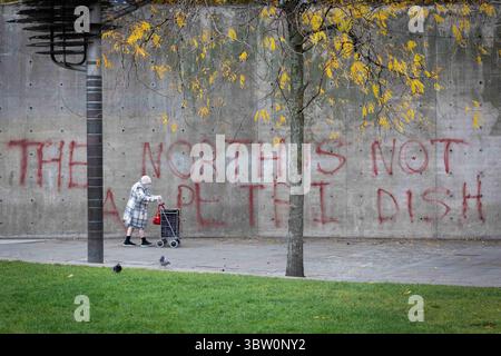 22 octobre 2020, Manchester, Royaume-Uni : un membre du public passe devant des graffitis pulvérisés sur un mur qui souligne l’inquiétude croissante autour de l’impact de la pandémie de covid-19. Dernier jour de trading pour certaines entreprises locales alors qu’un confinement de niveau 3 a été imposé sur la ville et la région environnante, pour essayer de ralentir la propagation du COVID-19. (Crédit image : © Andy Barton/SOPA images via ZUMA Wire) Banque D'Images