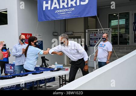 24 octobre 2020 - Miami, Floride, États-Unis - BARACK OBAMA prend la parole au Drive-In Rally à l'Université internationale de Floride. Obama a vivement critiqué la gestion de la pandémie de coronavirus par le président Trump lors de sa campagne à Miami samedi. (Crédit image : © Joe Reilly/Biden for President via ZUMA Wire/ZUMAPRESS.com) Banque D'Images