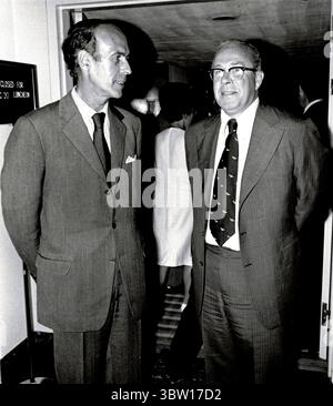 30 juillet 1973 - Washington, District de Columbia, États-Unis : le secrétaire au Trésor des États-Unis GEORGE P. SHULTZ, à droite, et le ministre de l'économie et des Finances de la France VALERY GISCARD D'ESTAING, à gauche, sont photographiés lors de la troisième réunion du Fonds monétaire international (FMI) depuis septembre 1972. Le groupe des vingt discute des réformes monétaires internationales. (Crédit image : © Benjamin E. ''Gene'' forte - CNP/CNP via ZUMA Wire) Banque D'Images