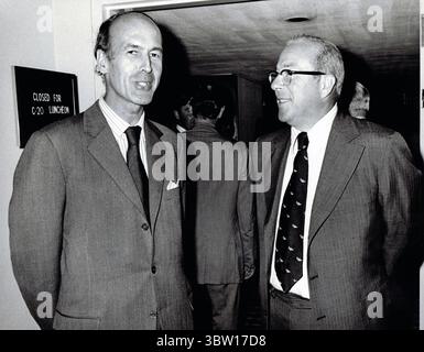 30 juillet 1973 - Washington, District de Columbia, États-Unis : le secrétaire au Trésor des États-Unis GEORGE P. SHULTZ, à droite, et le ministre de l'économie et des Finances de la France VALERY GISCARD D'ESTAING, à gauche, sont photographiés lors de la troisième réunion du Fonds monétaire international (FMI) depuis septembre 1972. Le groupe des vingt discute des réformes monétaires internationales. (Crédit image : © Benjamin E. ''Gene'' forte - CNP/CNP via ZUMA Wire) Banque D'Images