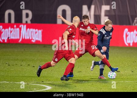 28 octobre 2020, East Hartford, CT, États-Unis : le milieu de terrain du Toronto FC LIAM FRASER #27 glisse pour voler la balle au milieu de terrain de New York GARY MACKAY-STEVEN #17 tandis que le milieu de terrain du Toronto FC MICHAEL BRADLEY #4 regarde pendant un match de saison régulière au Rentschler Field à East Hartford, CT. Le New York City FC bat le Toronto FC 1-0 (crédit image : © Mark Smith/ZUMA Wire) Banque D'Images