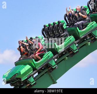 29 octobre 2020, États-Unis : les clients de Universal Studios Florida chevauchent l'incroyable Hulk Coaster, enfilant des masques avec les parcs de Universal Orlando Resort pleinement opérationnels, lundi 15 juin 2020. (Crédit image : © TNS via ZUMA Wire) Banque D'Images