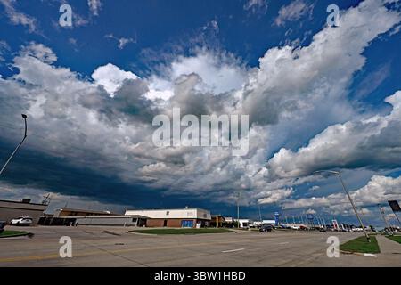 EMPORIA KANSAS, États-Unis 18 JUIN 2025 nuages au-dessus du ciel alors que l'orage se déplace . Banque D'Images