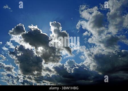 EMPORIA KANSAS, États-Unis 18 JUIN 2025 nuages au-dessus du ciel alors que l'orage se déplace . Banque D'Images