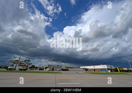 EMPORIA KANSAS, États-Unis 18 JUIN 2025 nuages au-dessus du ciel alors que l'orage se déplace . Banque D'Images