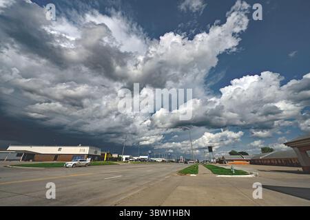 EMPORIA KANSAS, États-Unis 18 JUIN 2025 nuages au-dessus du ciel alors que l'orage se déplace . Banque D'Images
