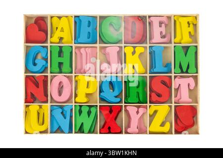 Lettres d'alphabet en bois colorées dans la boîte pour l'éducation des enfants Banque D'Images